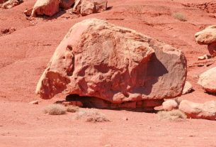 A martian rock has lots of carbon on it, and it’s not clear why